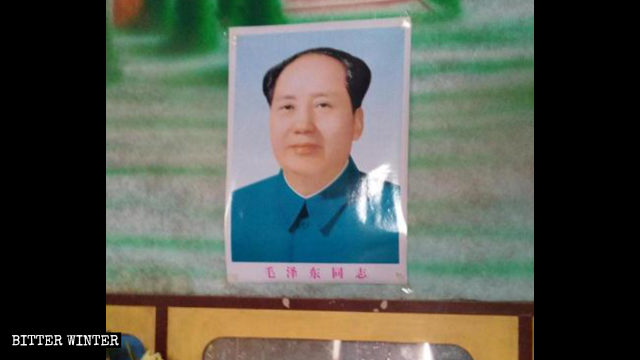 산둥성의 한 촌(村)에서는 어느 가정에서나 마오쩌둥의 초상화를 볼 수 있다