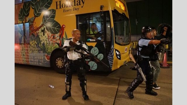수시로 총을 쏠 준비하는 홍콩 경찰들의 모습