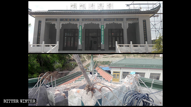 쿵퉁(崆峒)구 탕자완(唐家灣)촌의 요우셴(崾峴) 모스크에서 돔이 철거된 모습