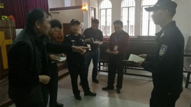 광둥성 언핑시의 한 교회에서 종교 출판물을 압수하고 있는 관리들과 경찰